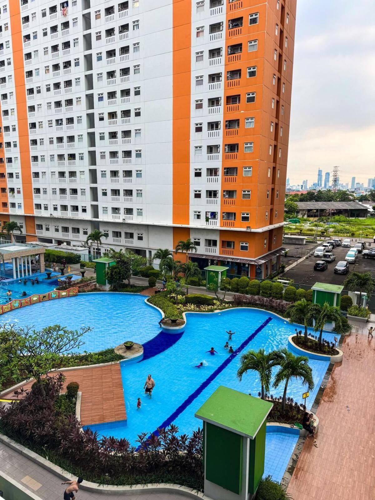 Pramuka Tower O With Pool, Wi-fi & Netflix * Jakarta