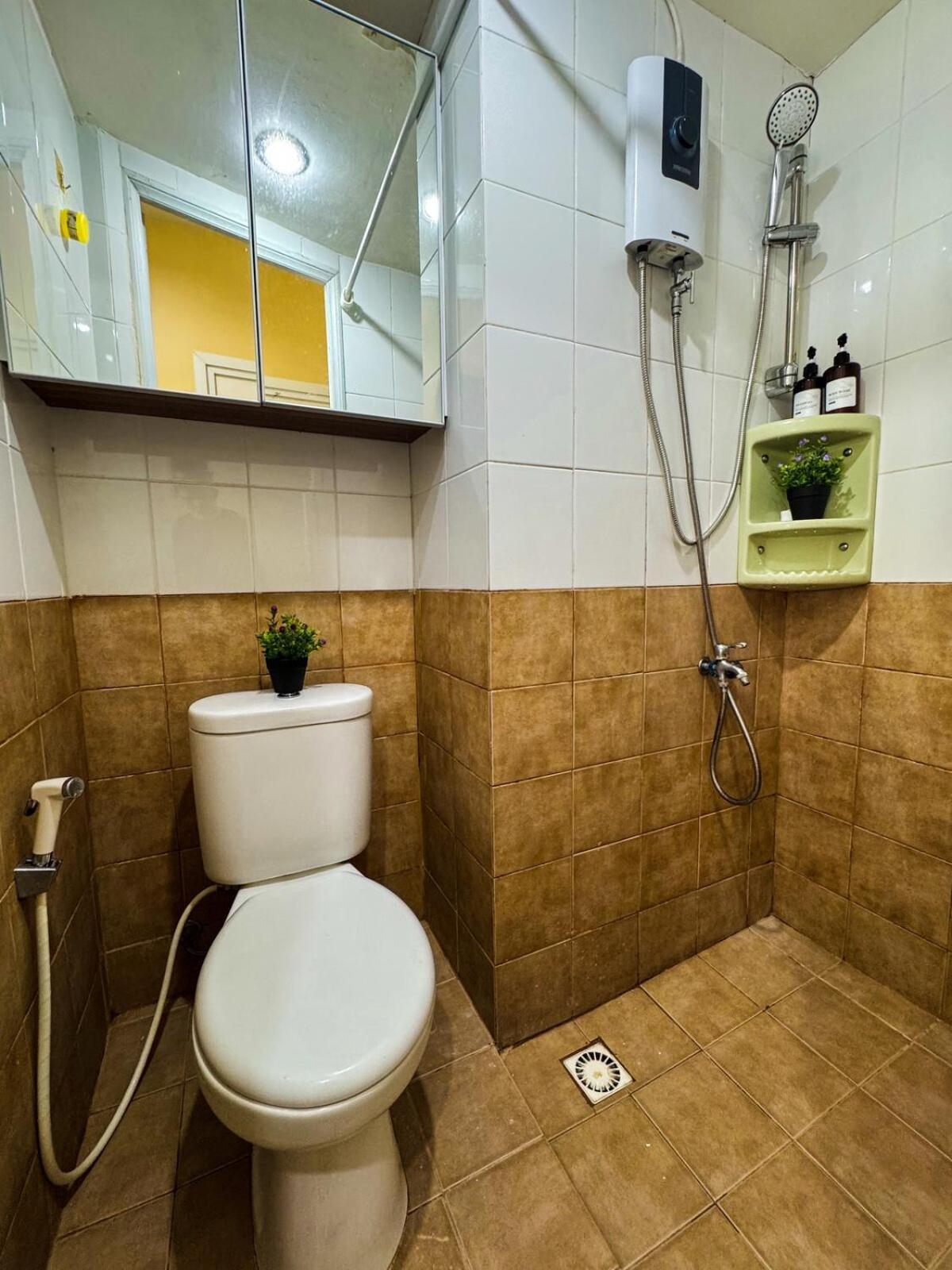 Pramuka Tower O With Pool, Wi-fi & Netflix