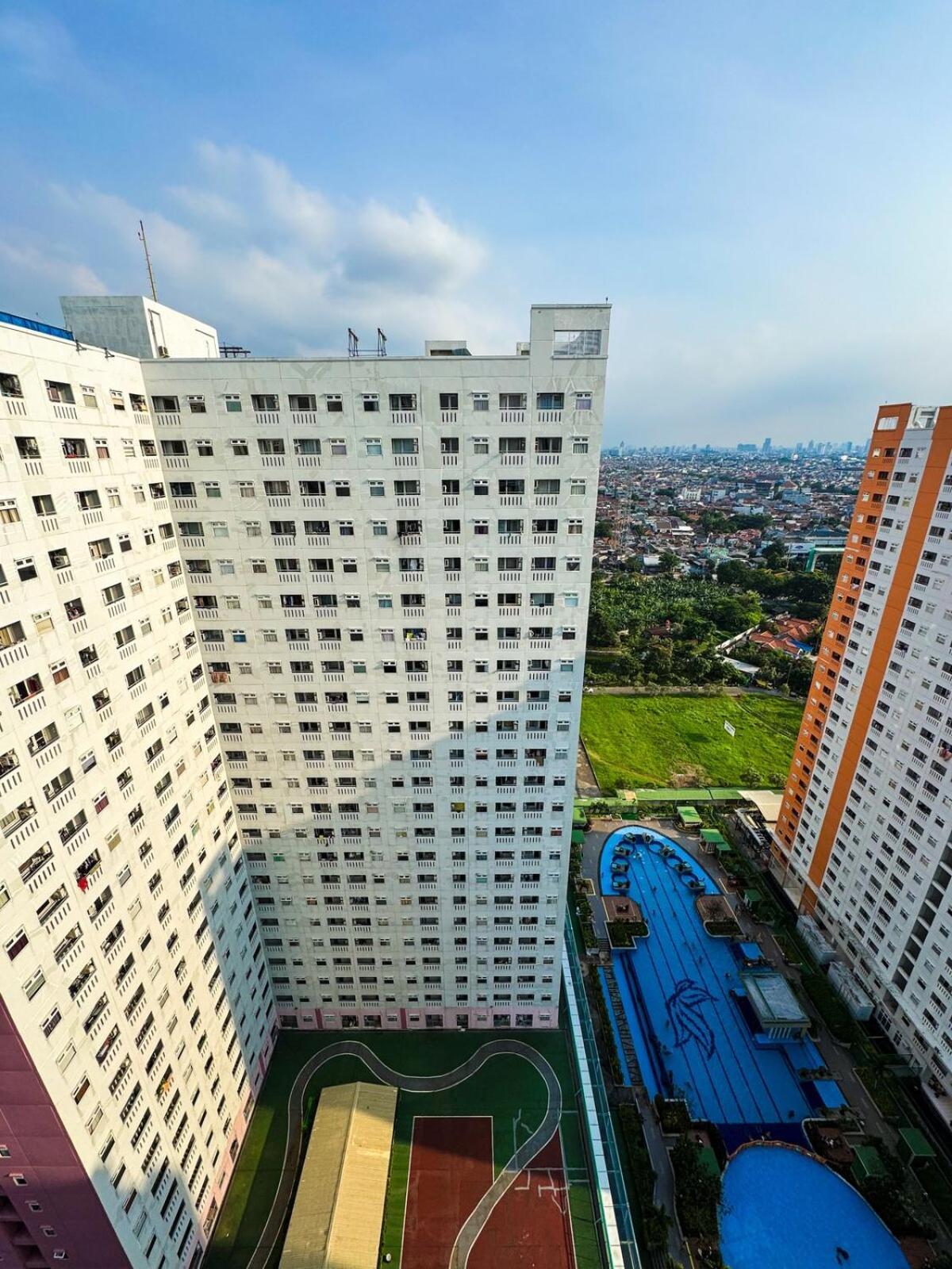 Pramuka Tower O With Pool, Wi-fi & Netflix
