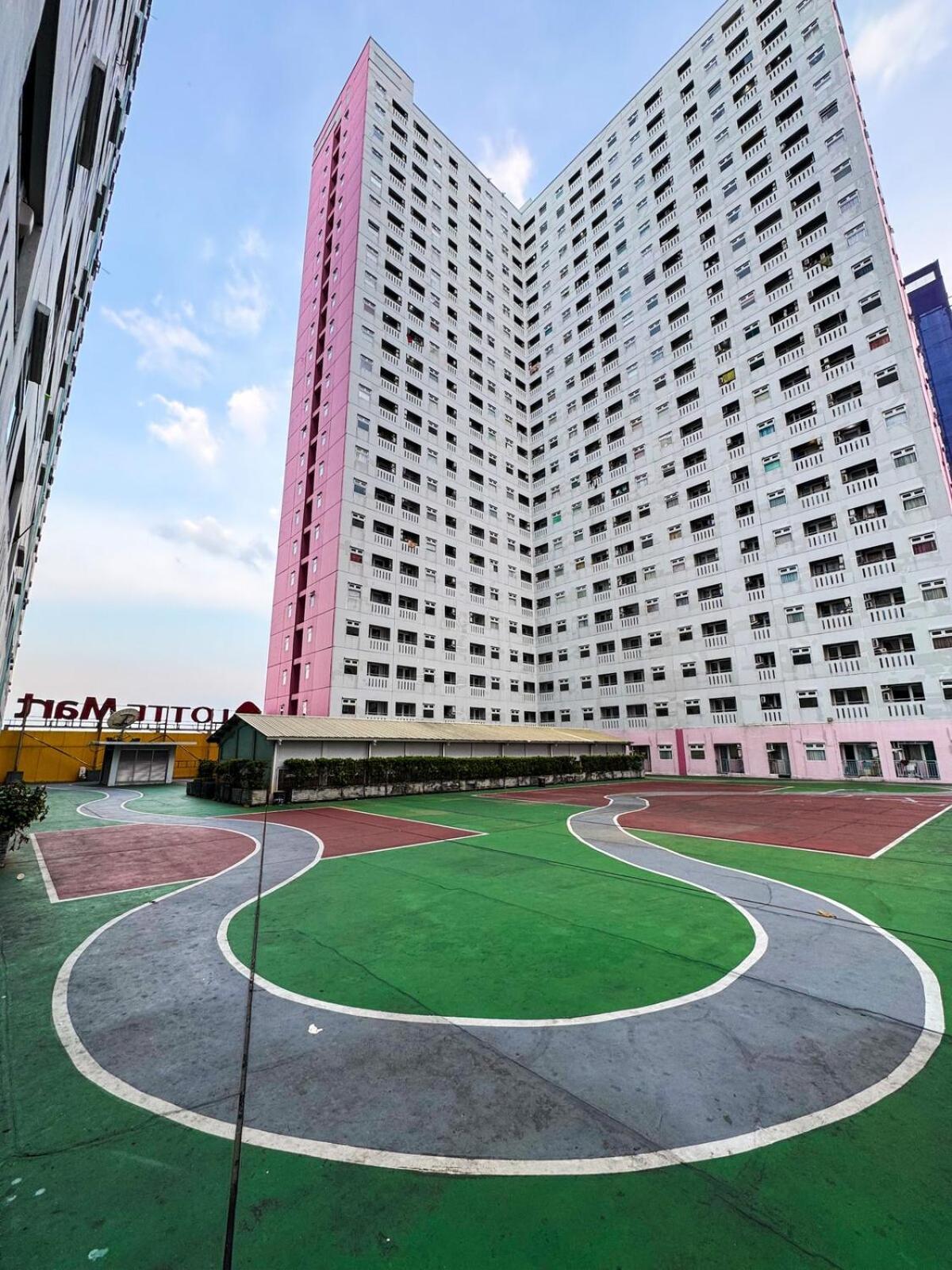 Pramuka Tower O With Pool, Wi-fi & Netflix Jakarta